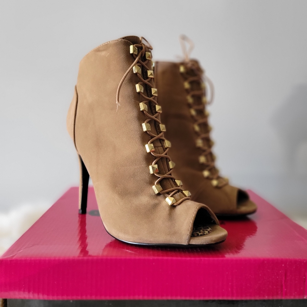 Dollhouse Lace Up Booties Tan (Sz 8)